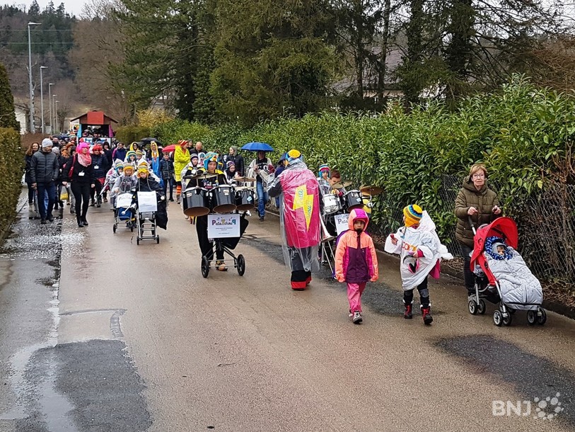 La « Patatchoup » emmène le cortège des enfants de Bassecourt.