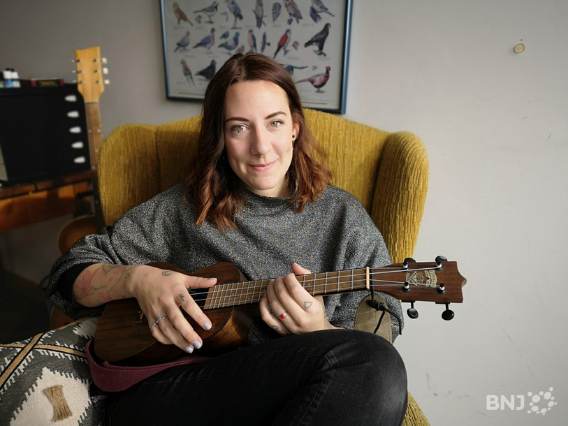 Jessanna Nemitz est aussi à l’aise au piano, à la guitare qu’aux ukulélés, petit instrument traditionnel hawaïen.