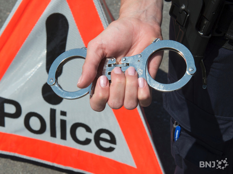 Deux suspects ayant agi dans le Jura notamment ont été interpellés récemment dans le Val-de-Travers, pour une nouvelle tentative d'arnaque au faux policier. (Photo : archives d'illustration)