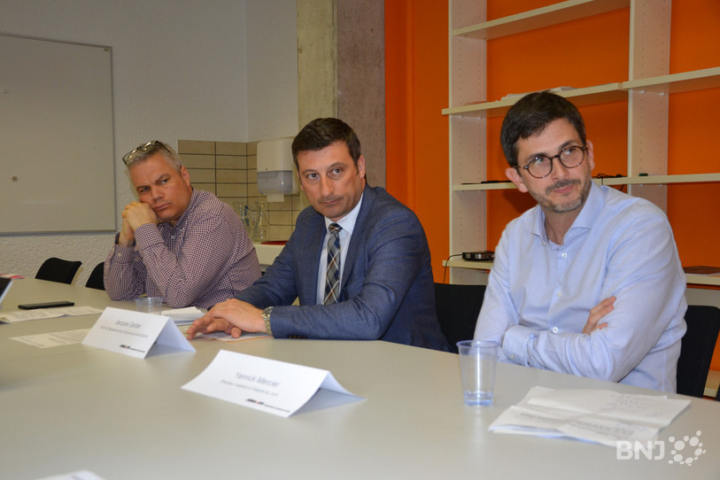 Nicolas Pétremand, chef du service jurassien de la santé publique, Jacques Gerber, ministre jurassien de la santé et Yannick Mercier, directeur médical de l'HJU, se sont exprimés vendredi après-midi au sujet du coronavirus.