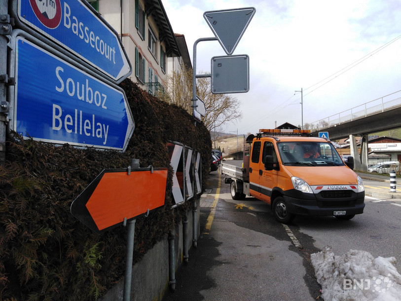 L'Office des ponts et chaussées du canton de Berne en train de poser la déviation.