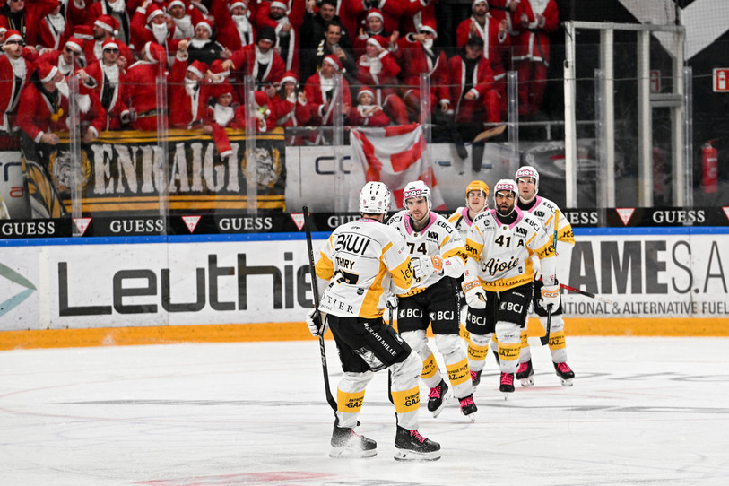 Julius Nättinen vient d'ouvrir le score pour le HCA devant des centaines de Pères Noël ajoulots. (Photo : Keystone/Andrea Branca)