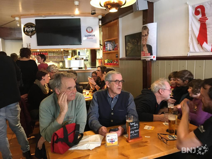 Les partisans de Rosalie Beuret Siess suivent les résultats depuis leur stamm à Delémont.