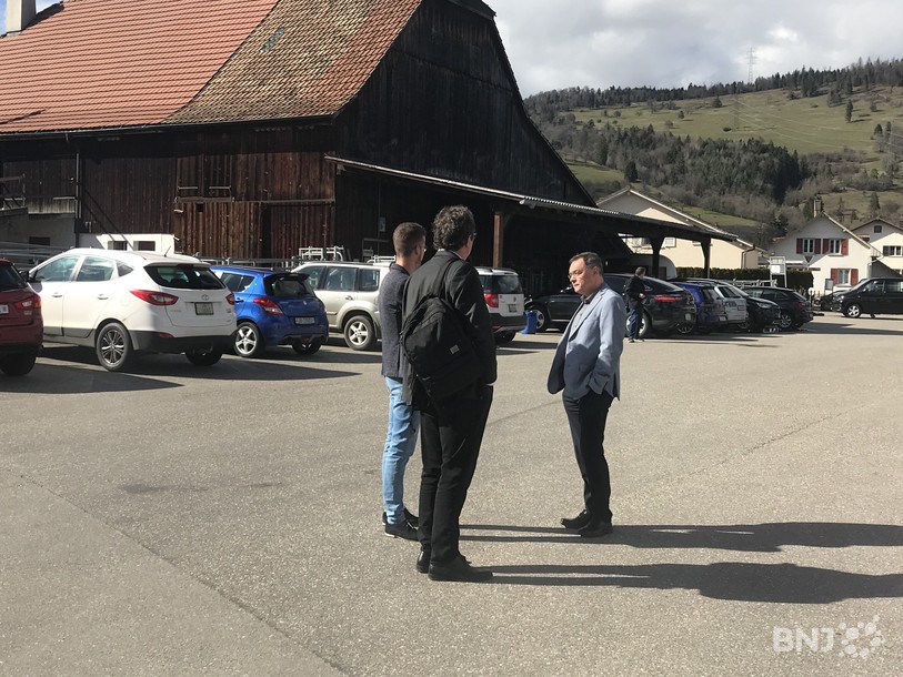 Le comité directeur du PDC attend l’arrivée d’Anne Seydoux-Christe a l’extérieur du stamm du parti à Glovelier
