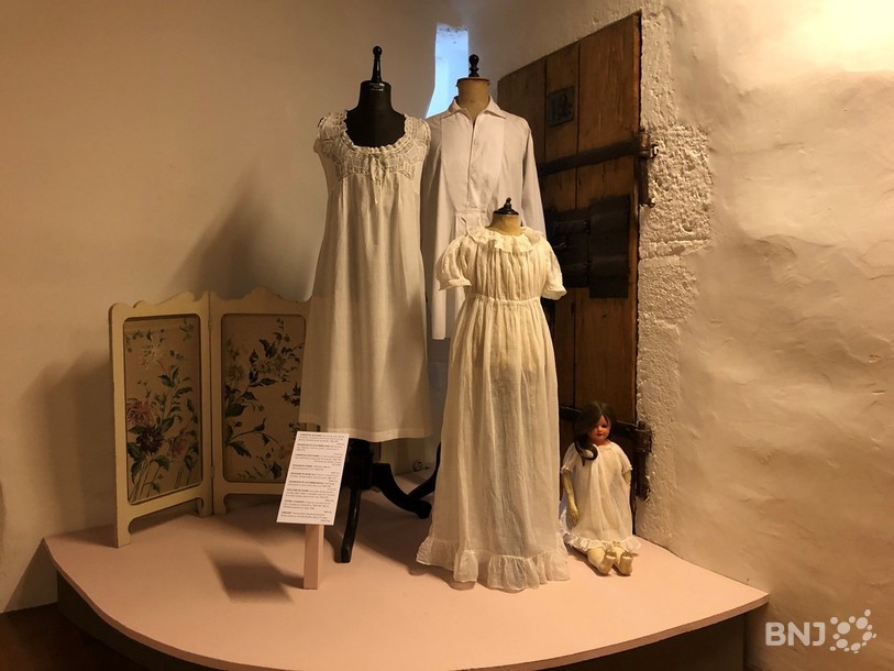 Les premiers sous-vêtements sont les chemises, tant pour les femmes que pour les hommes et les enfants.