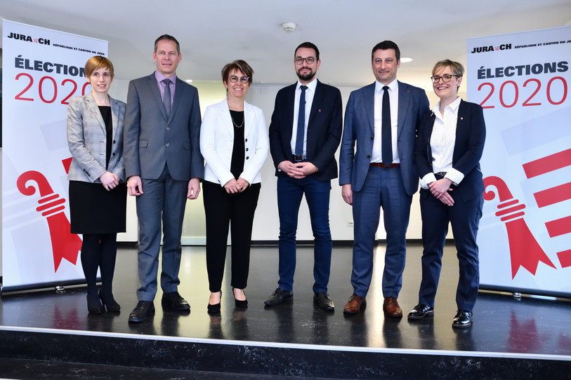 Le Gouvernement jurassien accompagné, à gauche, de la chancelière (photo : Georges Henz).