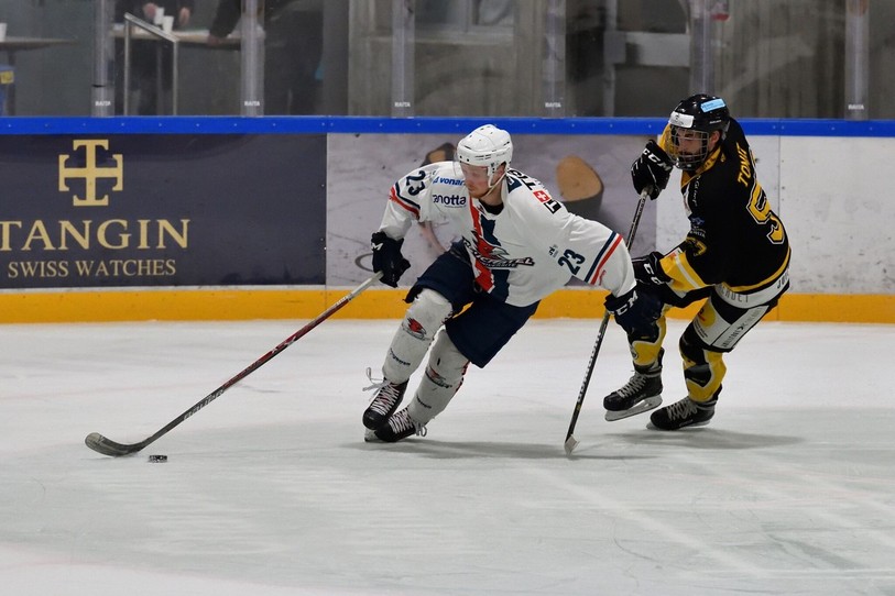 Le HC Université n'a pas réussi à renverser la vapeur samedi soir à la patinoire de l'Erguël. (photo : Georges Henz)