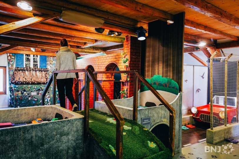 Le Centre Nature Les Cerlatez propose une exposition immersive, où le visiteur marche dans les pas des animaux de nos régions.