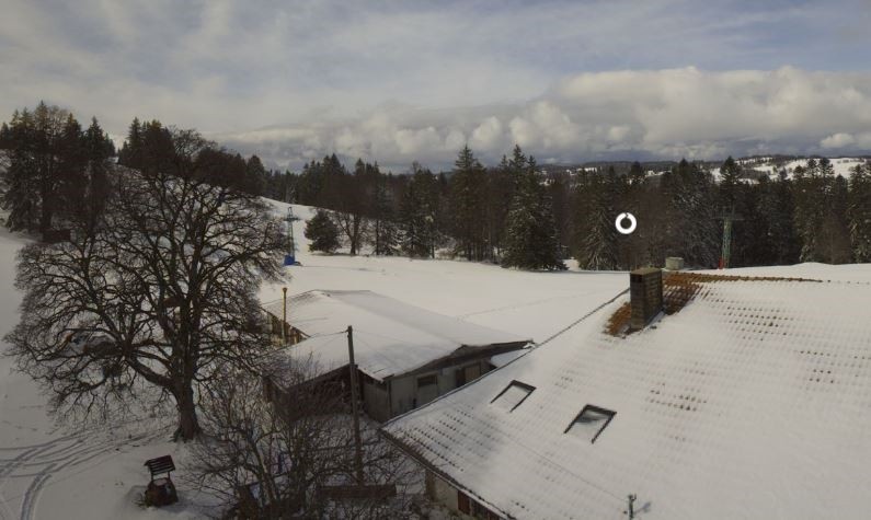 Le Conseil communal souhaite remplacer le cabanon à côté de l'auberge de La Robella. (Photo: Roundshot.ch)