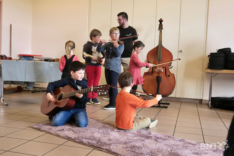 Les enfants peuvent découvrir de nombreux instruments grâce au Caddy à Musique