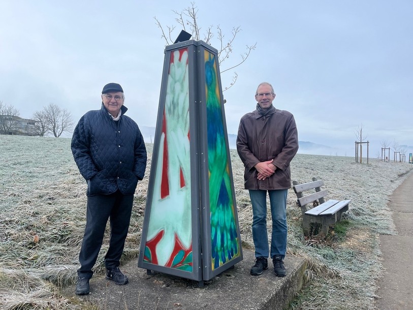 Jean-Pierre Gerber, artiste mandaté pour mettre sur pied le projet initial des stèles en 2015 et Vincent Glauser, conseiller municipal en charge de l’instruction publique et de la culture, instigateur de l'illumination des stèles.