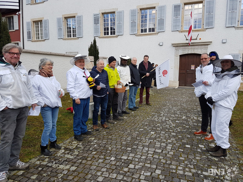 Une douzaine d'apiculteurs a manifesté mercredi devant le Parlement contre la motion de l'UDC.