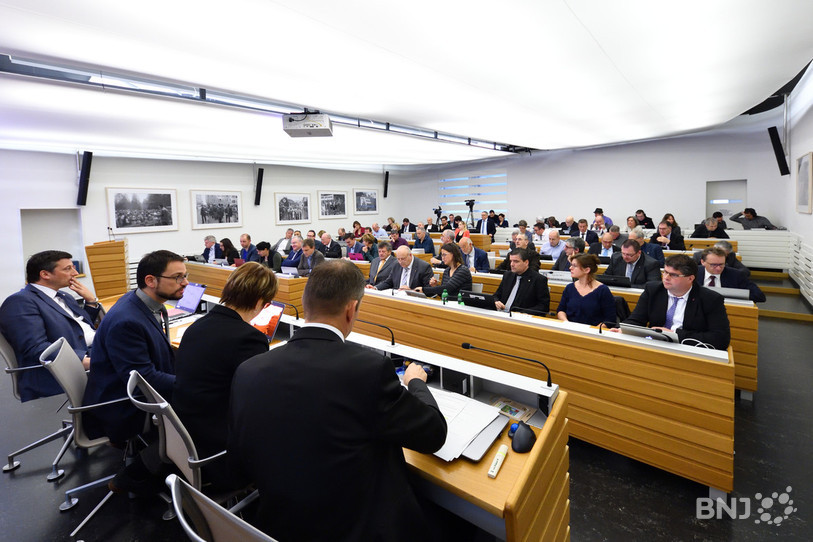 Le Parlement a accepté la motion par 28 voix contre 27 et 2 abstentions.