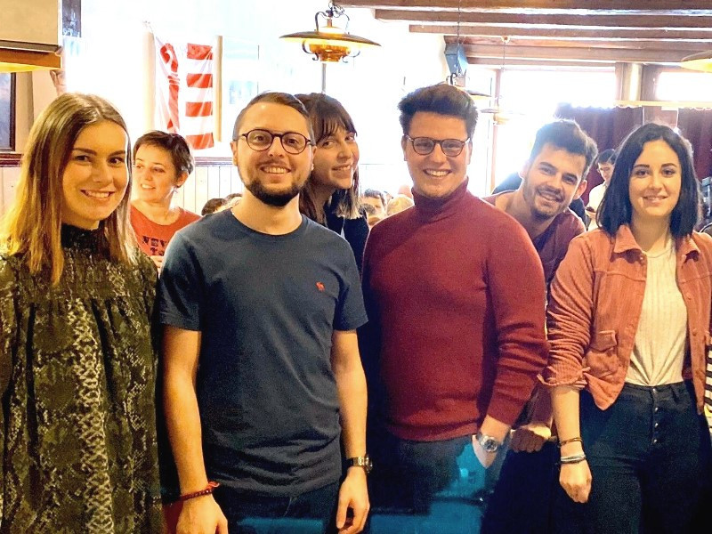 Le nouveau comité et ses deux co-présidentes aux extrémités : Valentine Barthoulot (à gauche) et Leïla Hanini (à droite). Manquent sur la photo Youri Zwahlen et Aïtor Meier.