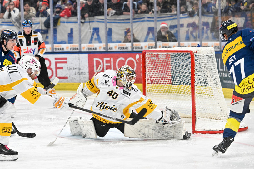 A peine entré, Damiano Ciaccio réalise un arrêt formidable alors qu'Ajoie évolue à 3 contre 5. (Photo : Keystone/Andrea Branca)