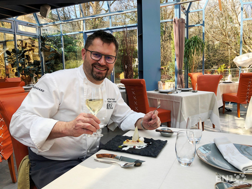Le chef Jean-Yves Drevet et son millefeuille de perche du lac, un des mets du Festin neuchâtelois à la Maison du Prussien.
