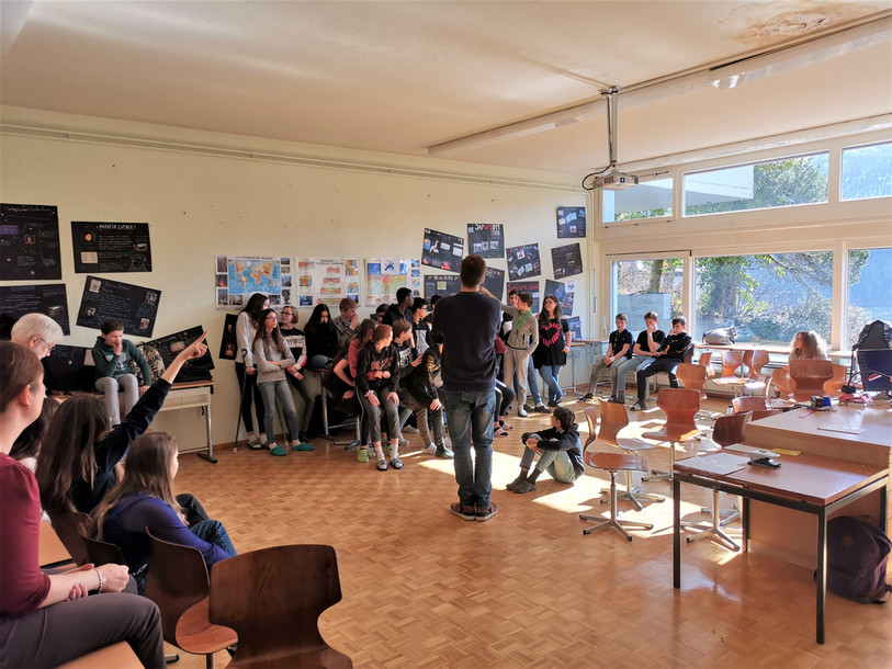 Une classe participe à une variation du jeu des chaises musicales pour illustrer la densité de population dans les différents continents. (photo : école secondaire de St-Imier)