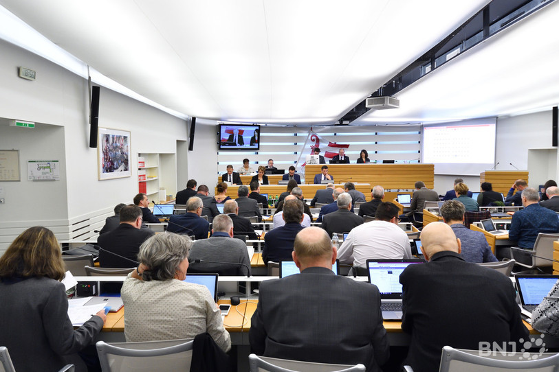 Les élus jurassiens ne siégeront pas dans la salle du Parlement comme à l'accoutumée lors de leur prochaine session. (Photo : Georges Henz)