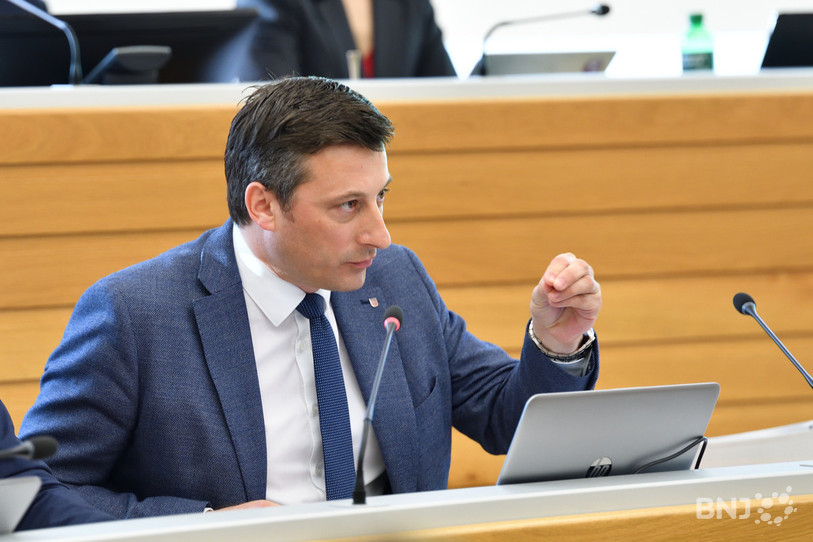 Jacques Gerber répond à la question de la députée suppléante Anne-Lise Chapatte (Photo : Georges Henz).