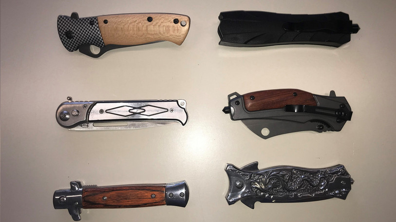 La police jurassienne rappelle que les couteaux dont la lame peut être libérée automatiquement d'une seule main sont ainsi interdits en Suisse. (Photo : Police jurassienne).