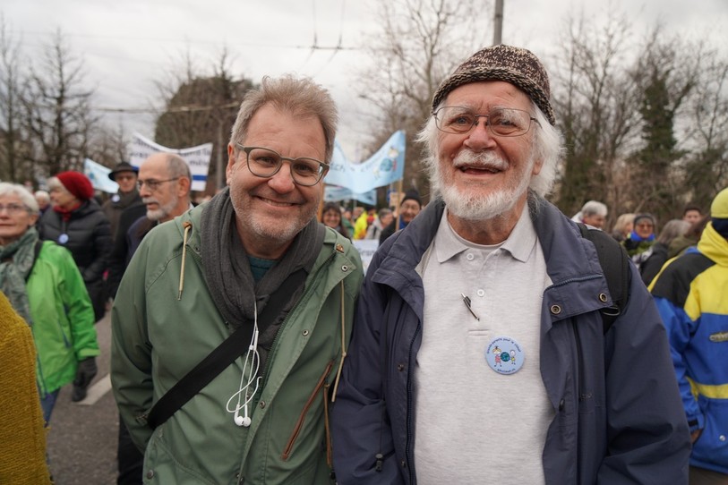 Stéphane Goël (à gauche) et Jacques Dubochet lors d'une marche pour le climat. (Photo : Agora films)