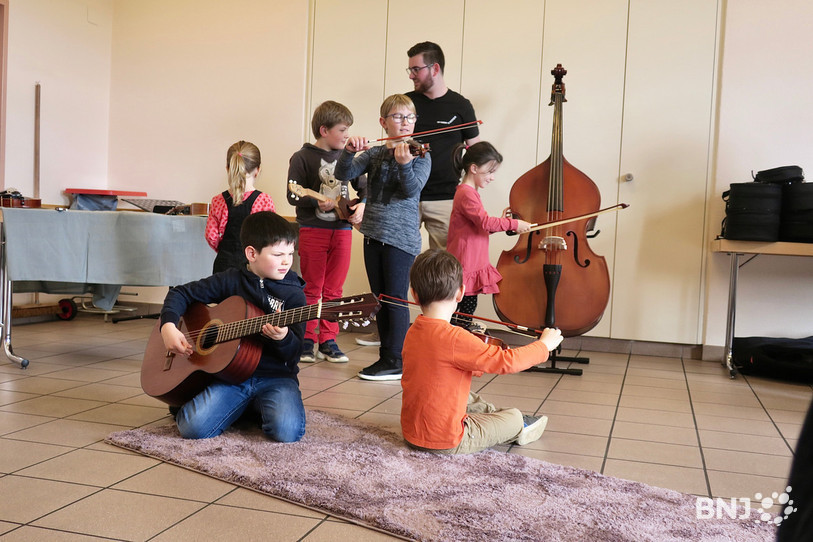 Enfants dans le cadre du Caddy à Musique