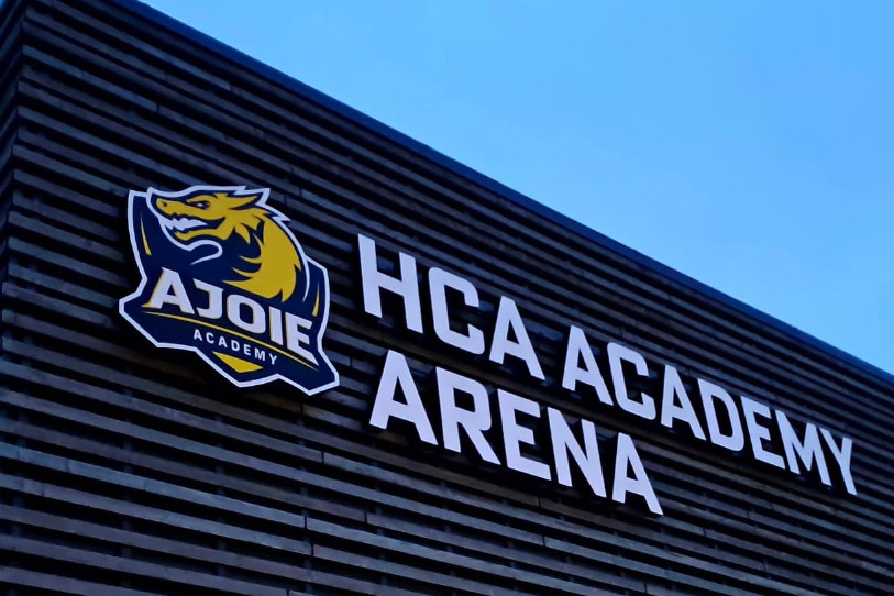 Le deuxième champ de glace de la patinoire de Porrentruy est baptisé « HCA Academy Arena ». (Photo : HC Ajoie.)