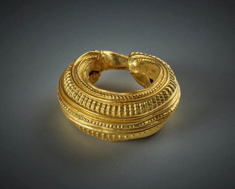 Boucle d’oreille en or datant de 550 avant J.-C. environ découverte dans une sépulture celte dans la forêt de Challnech (photo : Service archéologique du canton de Berne, Philippe Joner)