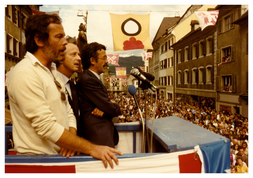 Bernard Mertenat (à droite) a présié le Rassemblement jurassien dans les années 80 .De gauche à droite :Yvan Vecchi, Roland Béguelin, Bernard Mertenat. (Photo : archives cantonales jurassiennes.)