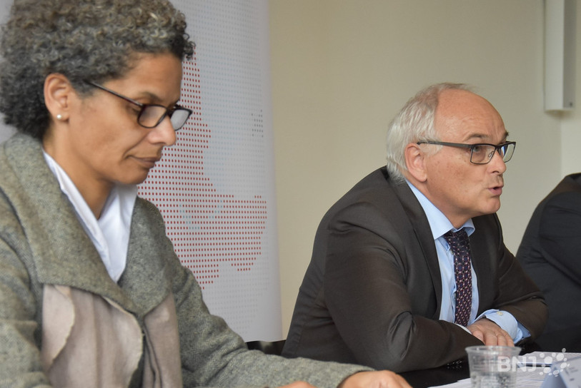 Au premier plan, Linda Nartey, à côté de Pierre Alain Schnegg.