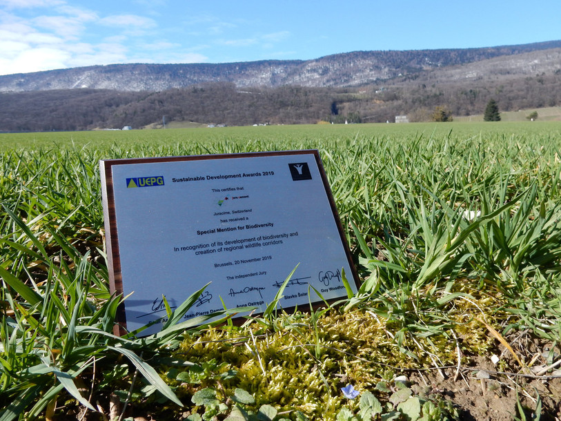 L'organisme européen a tenu à saluer les initiatives pro-environnementales de la cimenterie de Cornaux. (photo : Juracime SA)