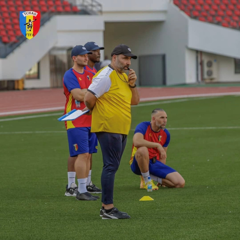 Raoul Savoy et son staff notamment composé du Neuchâtelois Mathieu Bigler (à gauche), analyste vidéo.