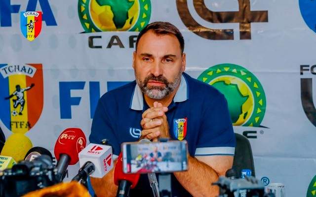 Le sélectionneur du Tchad Raoul Savoy en conférence de presse.