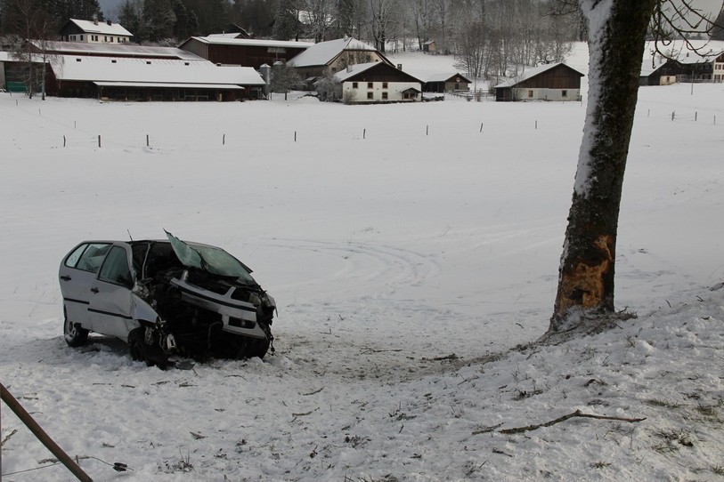 Le groupe de désincarcération de Tramelan a dû intervenir pour secourir le conducteur. Ce dernier a été héliporté par la REGA à l'hôpital de l'Ile à Berne. (photo : police cantonale jurassienne)