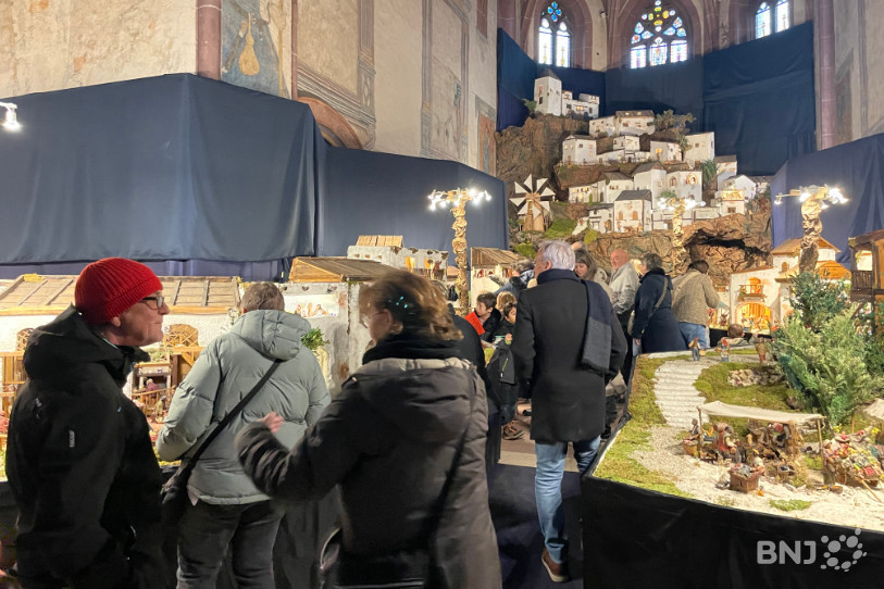 Les visiteurs découvrent les différents éléments de la crèche.