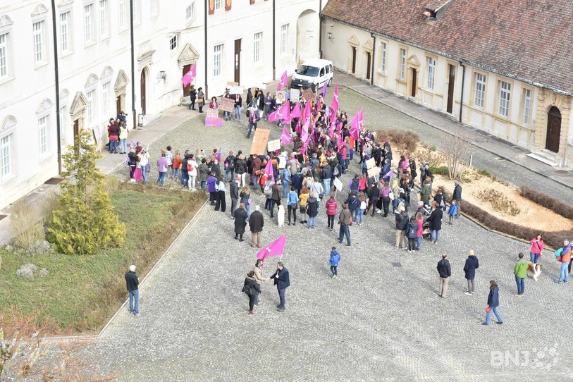 Le cortège s'est arrêté dans la cour du château de Porrentruy.