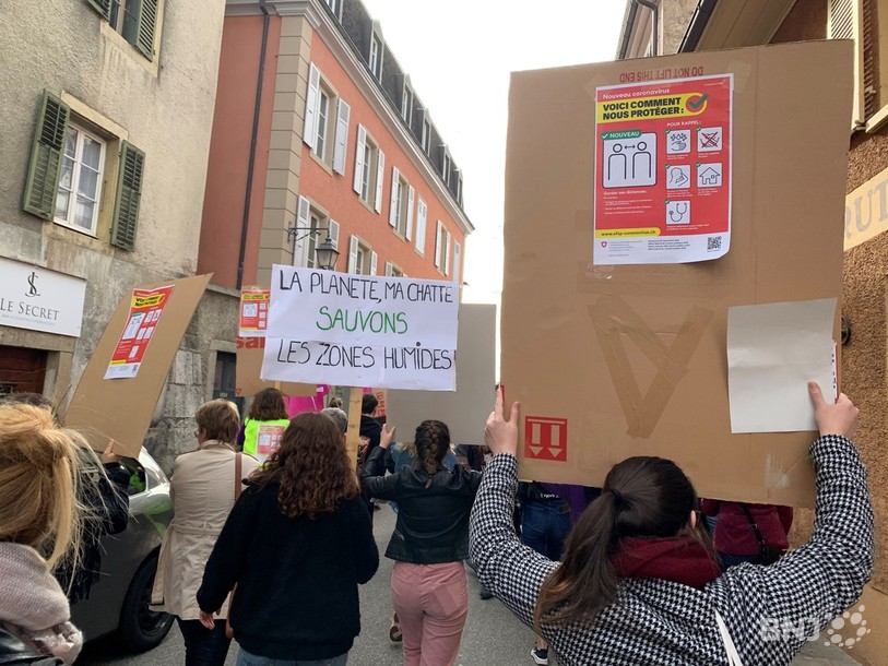 Derrière les slogans, les mesures de précaution sanitaires préconisées par l'OFSP.