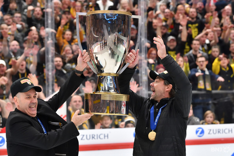 Après avoir emmené le HCA au titre en Coupe de Suisse, Gary Sheehan (à gauche aux côtés de Vincent Léchenne) a été approché par Fribourg en National League.