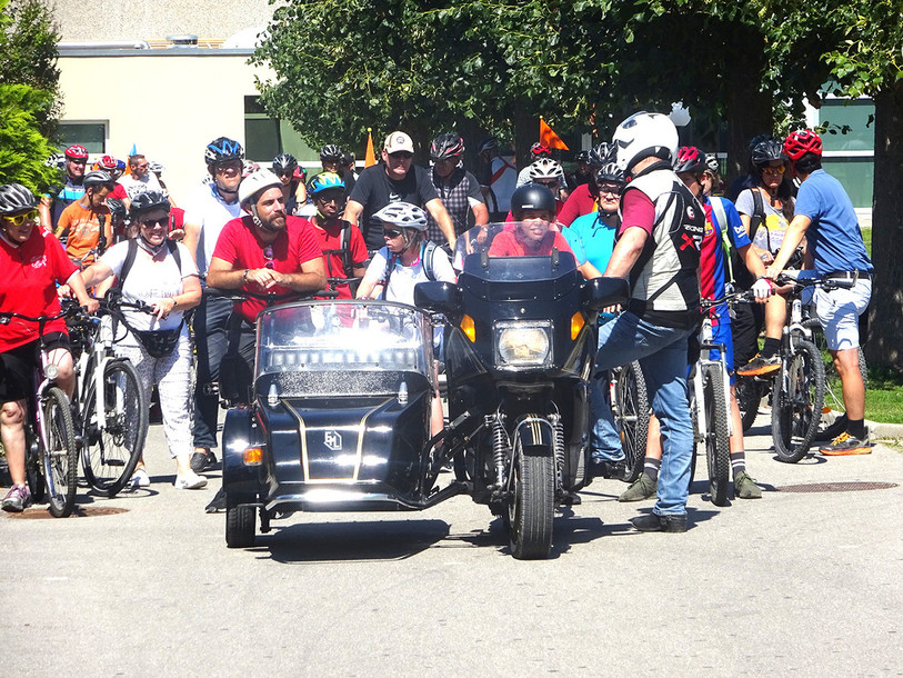 La photo choisie par Bernard Girard : une balade était organisée pour les 40 ans de l'association. Elle démontre, pour lui, la solidarité entre les bénévoles et les personnes en situation de handicap. (Photo : Insieme Cerebral Jura bernois)