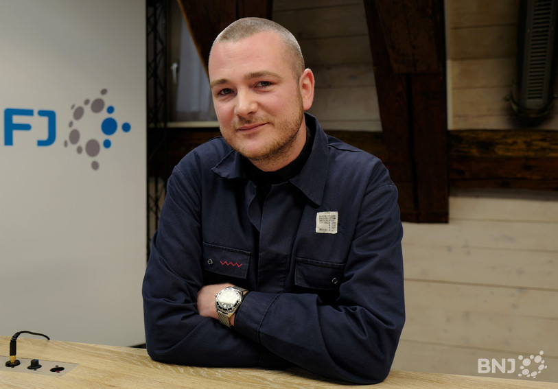 L’objet que Luka Maurer voulait nous a amené, un veston, est parti direction Paris. Le designer de mode nous a donc présenté son bleu de travail.