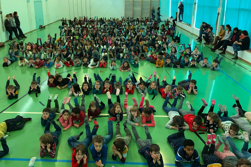 Les élèves de l'école primaire de Courtételle (ici en pleine répétition) se produiront dans un spectacle gratuit lors de la journée officielle le 20 juin (photo : FC Courtételle).