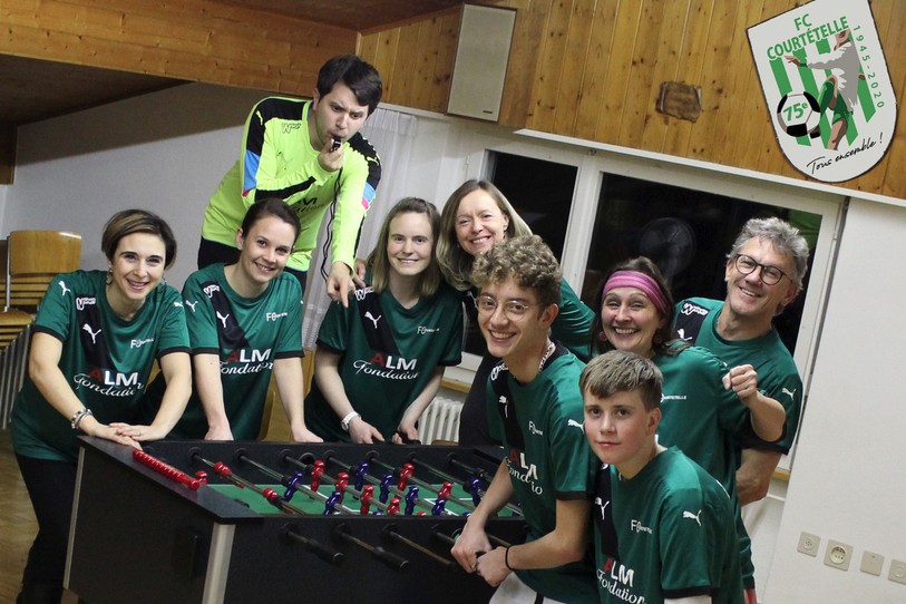 La troupe théâtrale « Faces à Mains » sera entourée d’un accordéoniste, d’un chœur d’hommes et d’anciens entraîneurs du FC Courtételle lors de la revue humoristique de ce 75e anniversaire (photo : FC Courtételle).