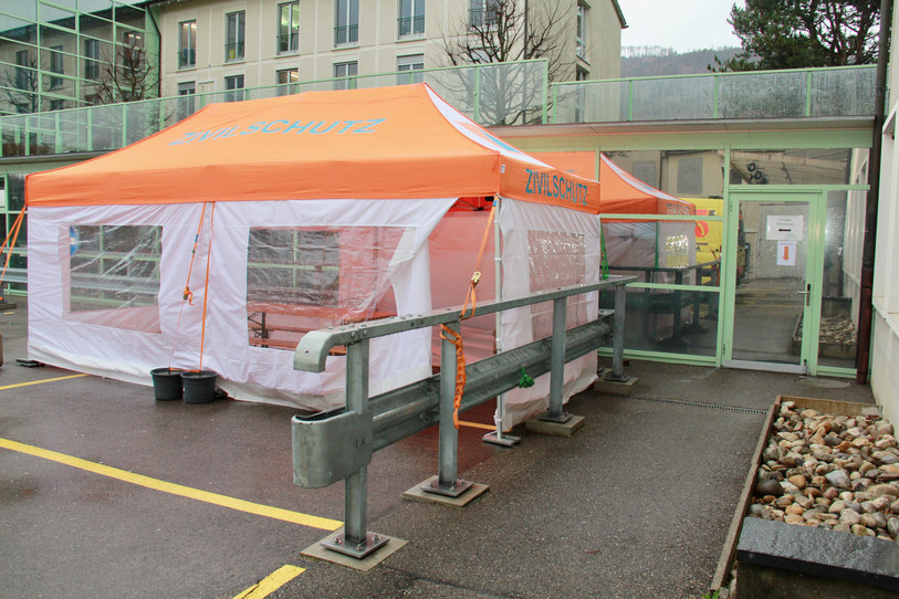 La PC est déjà sur les rangs, notamment devant les hôpitaux de la région.