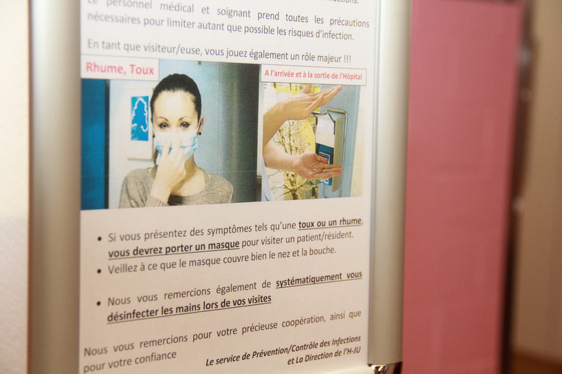 Panneau d'information sur le Covid-19. (Photo : H-JU).