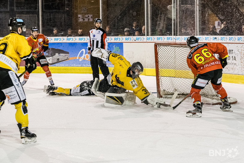 Le gardien des Bats Frédéric Dorthe s'incline devant Marco Müller. (Photo : Jonathan Vallat)