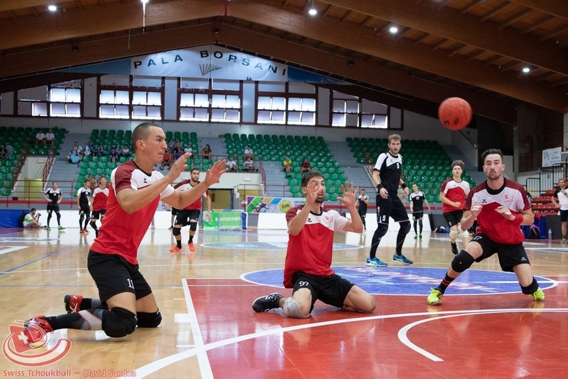 Il existe aussi une équipe de Suisse de tchoukball.