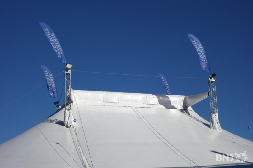 Toit du chapiteau du cirque Starlight.