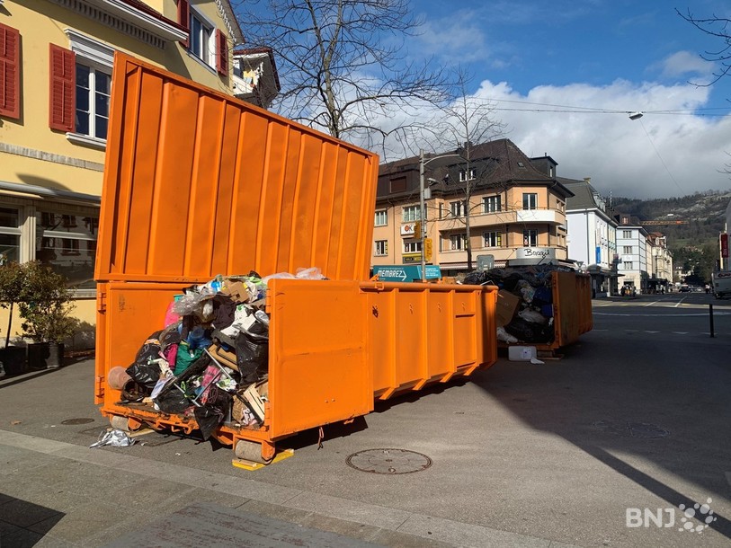 Les containers ont été installés devant la place de la gare à Delémont. Ils contiennent les déchets non conformes ramassés durant les encombrants entre février et mars.