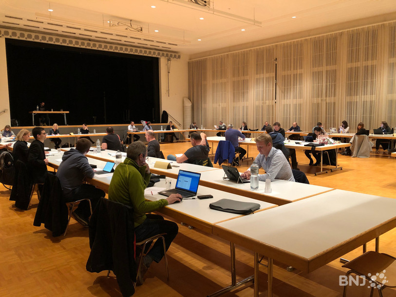 Coronovirus oblige, le Conseil de ville a échangé sa salle habituelle pour un espace plus grand afin de respecter la distance minimale entre chaque personne.