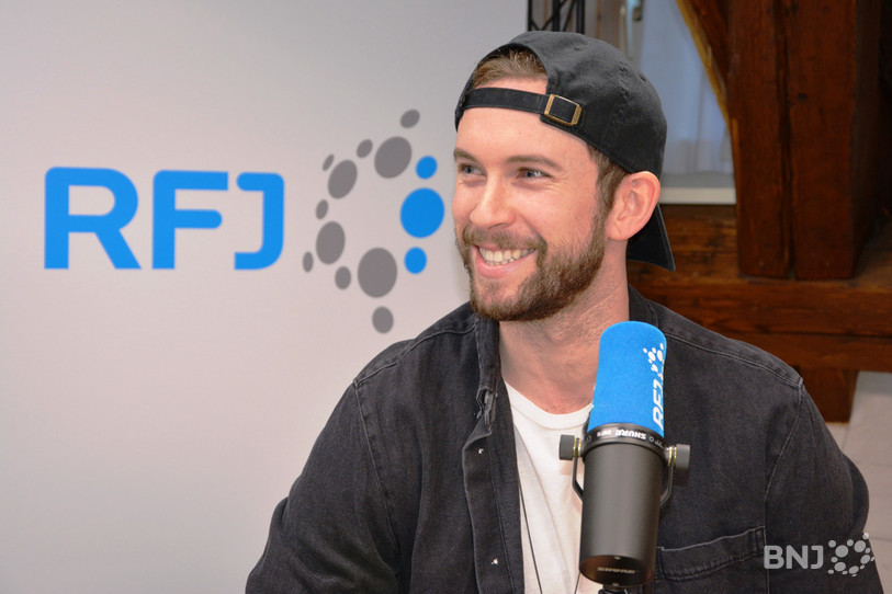 Kevin Ryser dans le studio de RFJ.